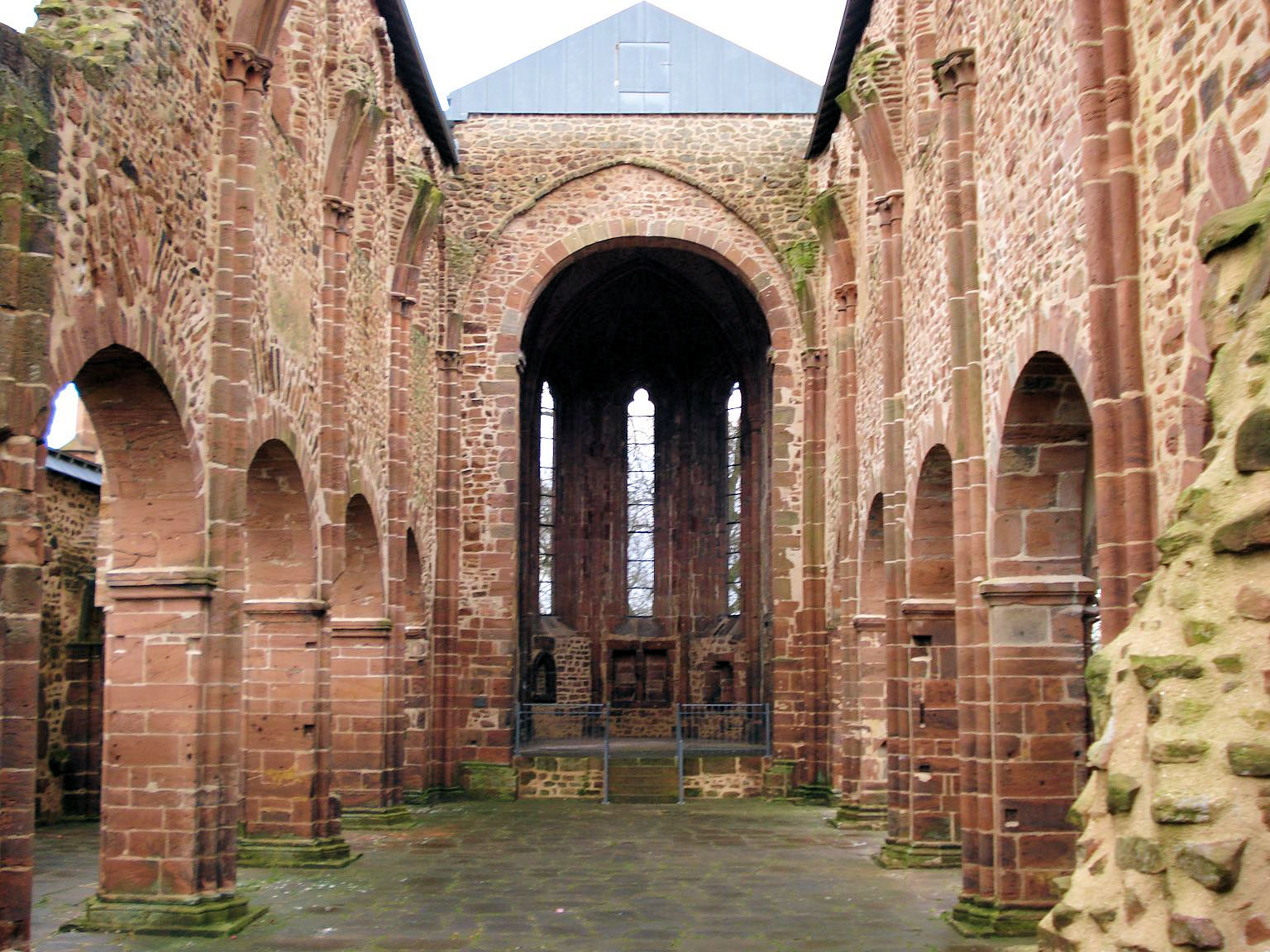 Totenkirche Treysa · Blick ins Mittelschiff zum Chor