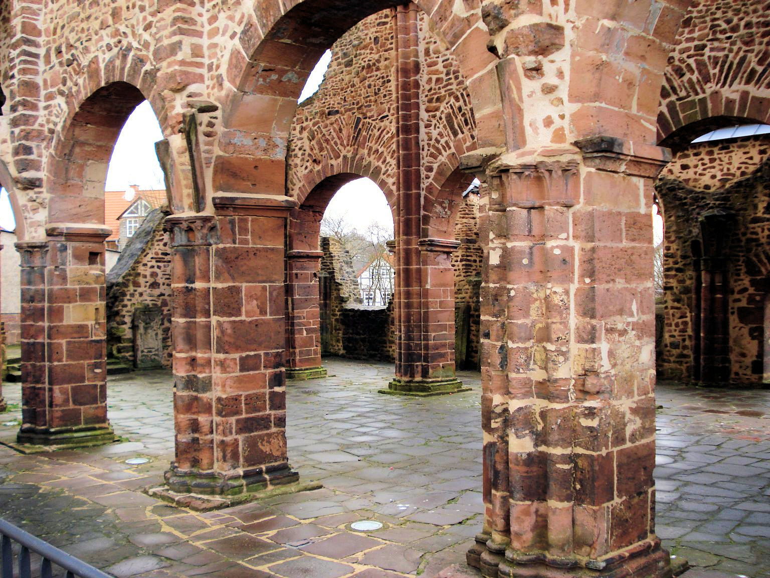 Totenkirche Treysa · Säulen und Bögen im Seitenschiff