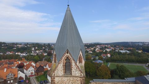 Turmhelm mit Maßwerkfenster
